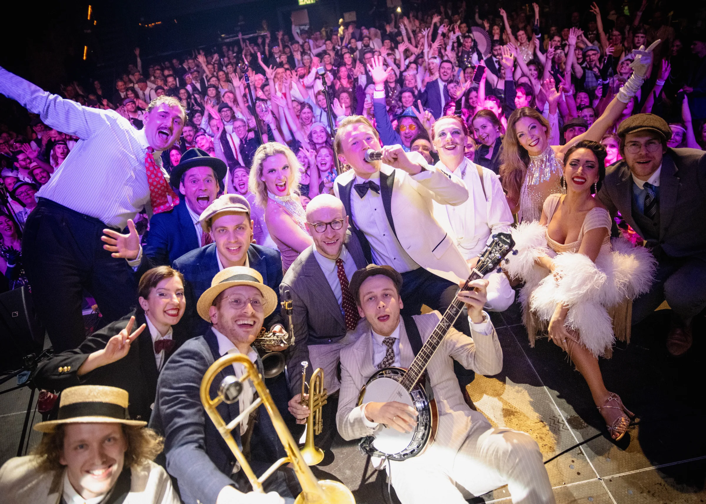 Swing'it and the audience gathered for a photograph after a show